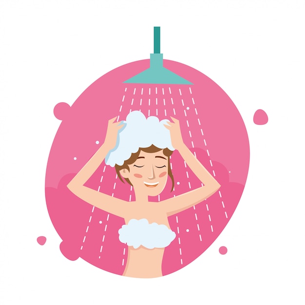 Smilling femme se lave la tête dans la salle de bain