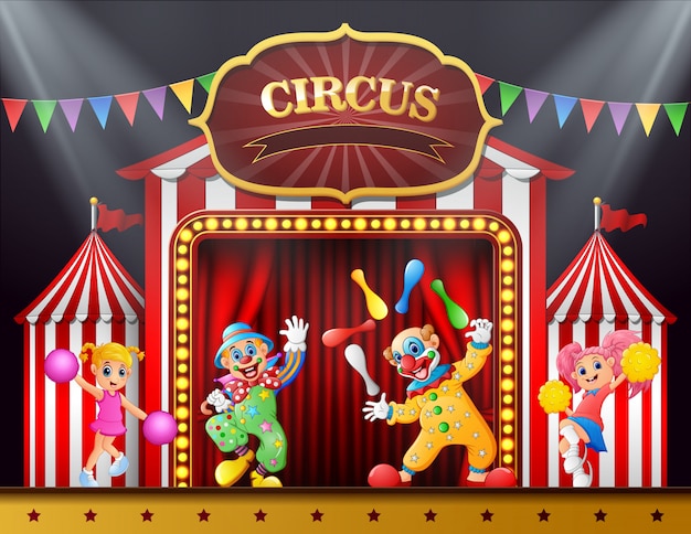 Spectacle De Cirque Avec Des Clowns Et Une Pom-pom Girl Sur La Scène