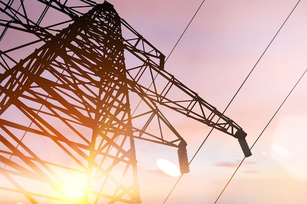 Vecteur tour à haute tension sur ciel coucher de soleil