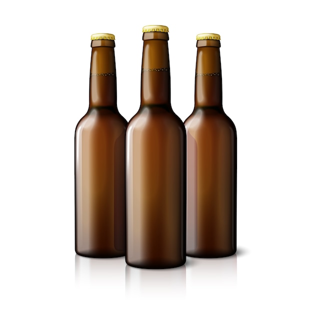 Trois bouteilles de bière réaliste marron vierge isolées.