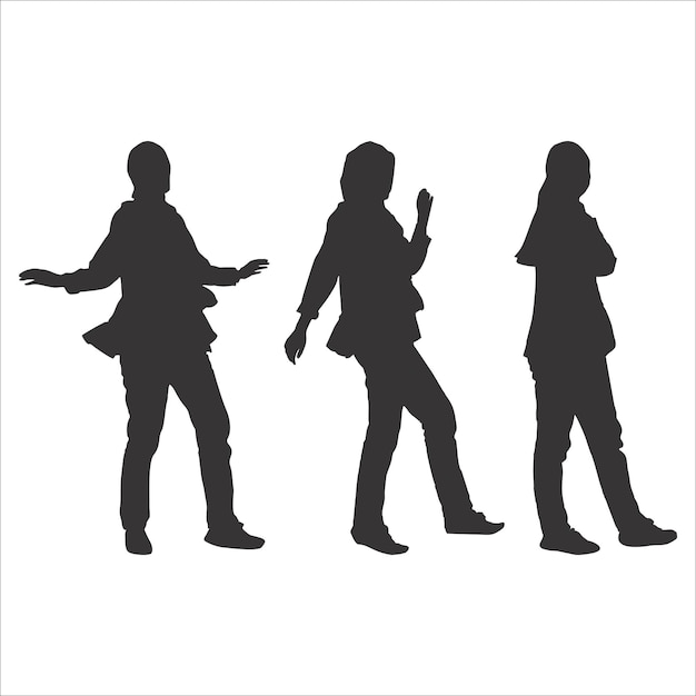 Trois personnes debout en silhouette, dont l'une porte une veste.