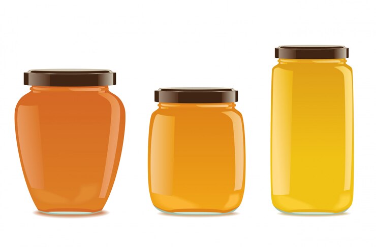 Trois pots en verre avec de la confiture ou du miel.