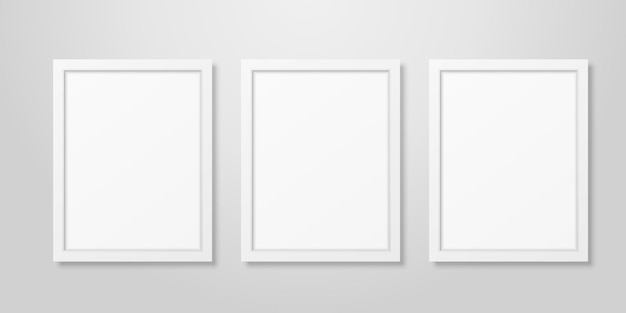 Trois vecteur réaliste moderne intérieur blanc blanc vertical A4 affiche en bois cadre photo ensemble gros plan sur maquette de mur blanc cadres d'affiches vides modèle de conception pour la présentation de maquette