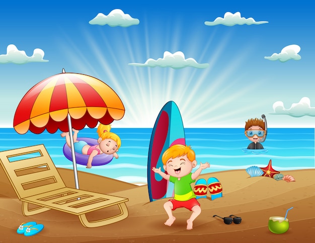 Vacances D'été Avec Des Enfants S'amusant à La Plage