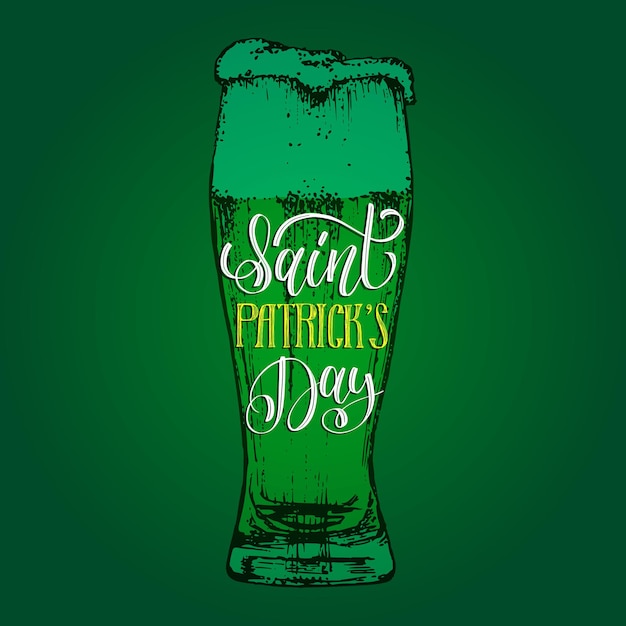 Vecteur vector happy saint patricks day main lettrage carte de voeux ou conception d'affiches. illustration esquissée d'un verre à bière irlandais avec calligraphie ornée. typographie festive sur fond vert.