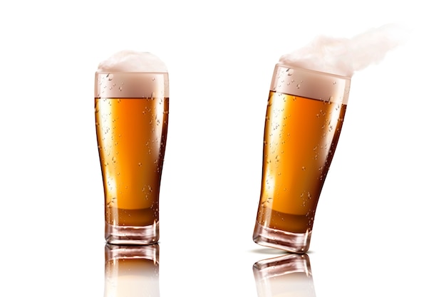 Verre à bière avec une délicieuse boisson et mousse sur fond blanc