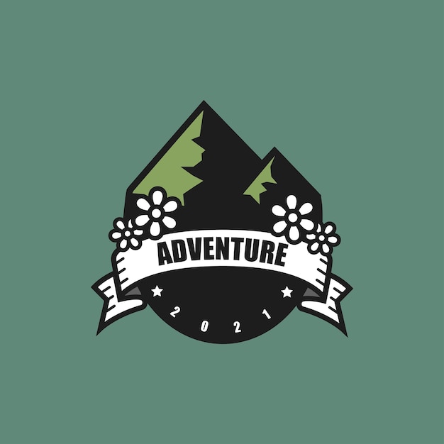 Voyage De Randonnée Et Aventure Dans La Jungle Sauvage Avec Le Modèle De Logo De Montagne Verte Ou De Collines