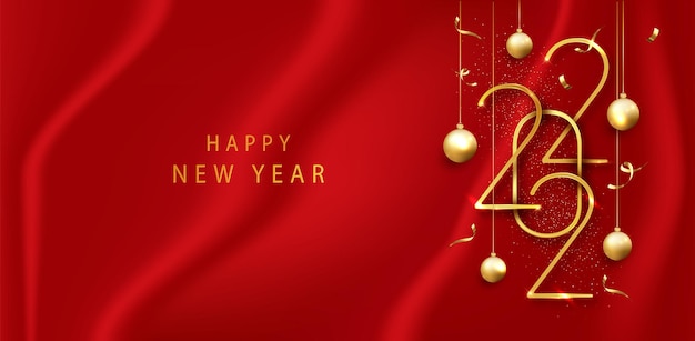 2022 Feliz año nuevo con números de oro sobre fondo de tela roja. Números metálicos dorados colgantes 2022. Plantilla de tarjeta o banner de felicitación de año nuevo.