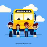 Vector gratuito autobús escolar y niños con diseño plano