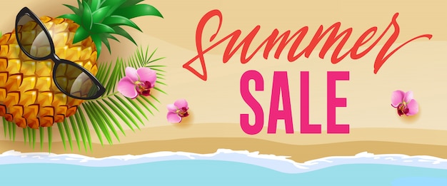 Banner con estilo de venta de verano con flores de color rosa, piña, gafas de sol, hoja de palma y playa