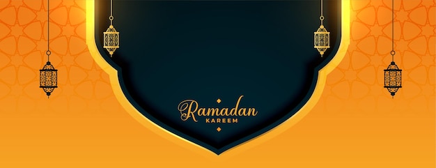 Vector gratuito banner de ramadan kareem con decoración de lámparas.