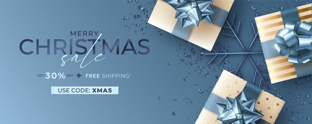Banner de rebajas navideñas con regalos realistas en azul y dorado.