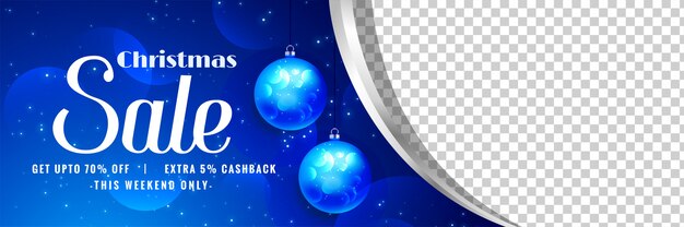 Banner de venta de Navidad hermosa con bolas decoraciones