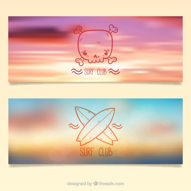 Vector gratuito banners de cielo desenfocado y playa con insignias de surf