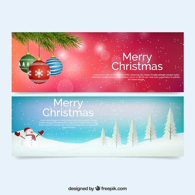 Banners de feliz navidad con bolas y paisaje nevado