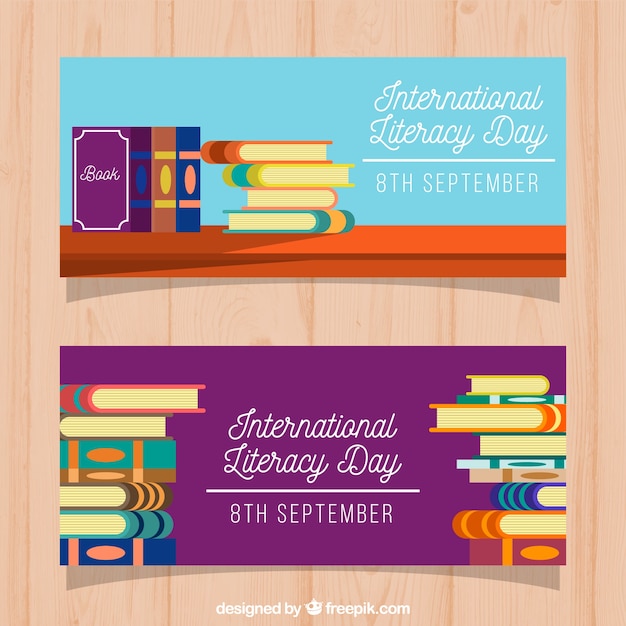 Vector gratuito banners de un montón de libros del día de la alfabetización