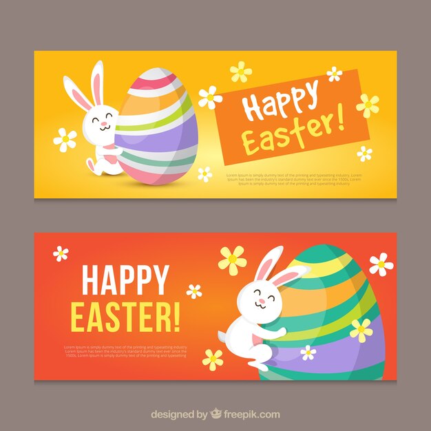 Banners de pascua planos de conejo abrazando un huevo colorido