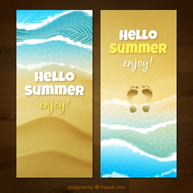 Vector gratuito banners de playa realistas con pisadas sobre la arena