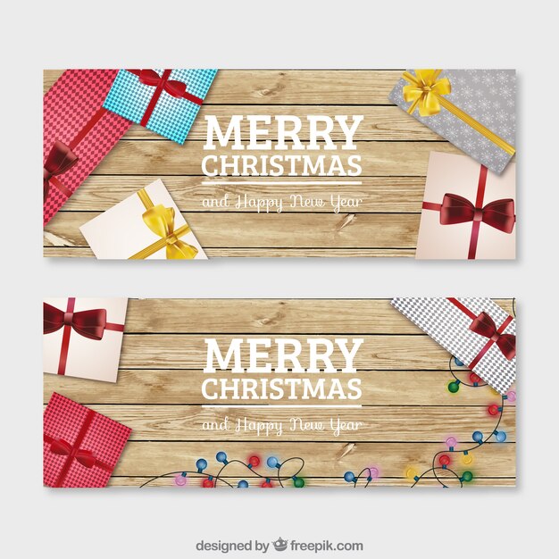 Banners de regalos navideños en un fondo de madera