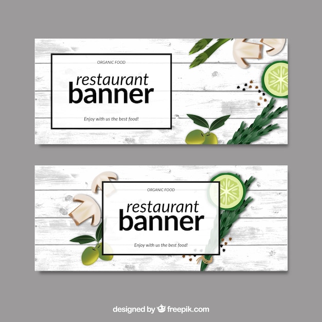 Vector gratuito banners de restaurante con comida sobre una mesa de madera