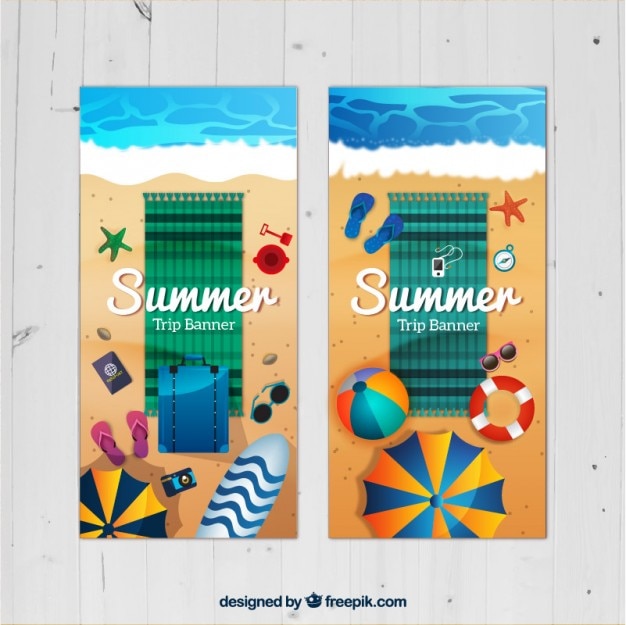 Vector gratuito banners de vacaciones con toalla de playa y elementos