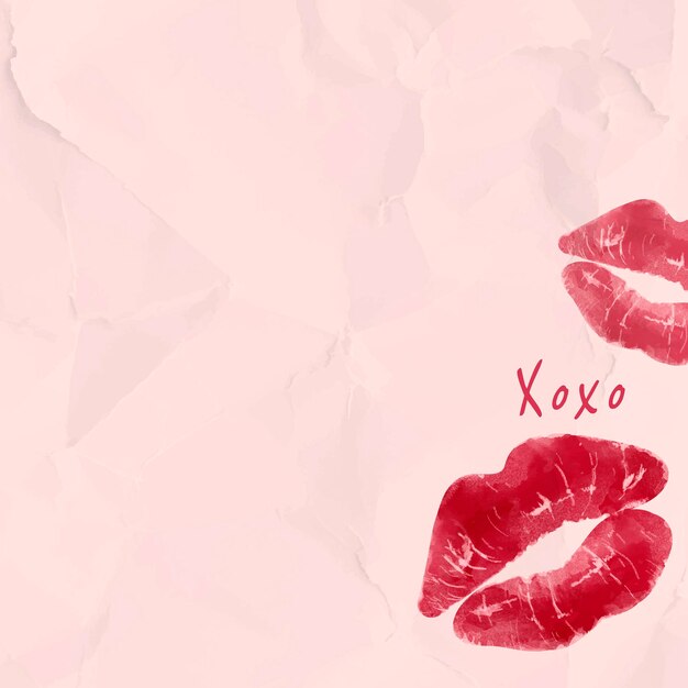 Beso de lápiz labial rojo sobre fondo de papel arrugado