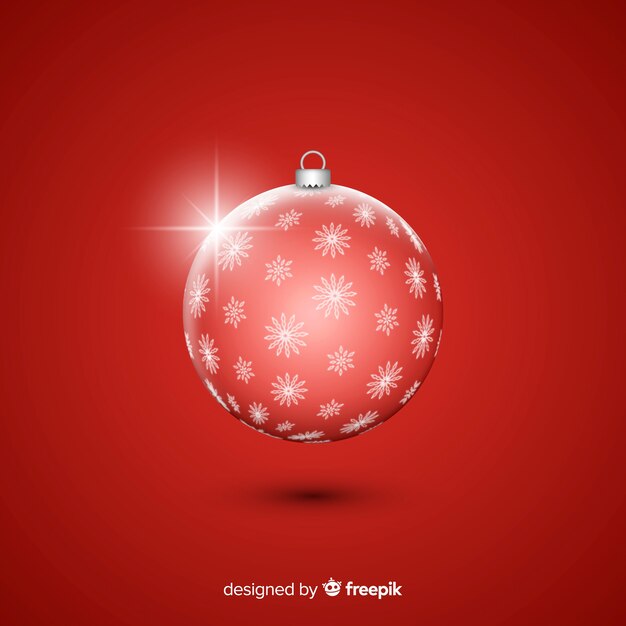 Bola de Navidad de cristal sobre fondo rojo.