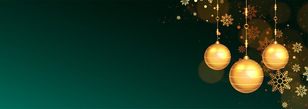 Bolas de navidad y decoración de copos de nieve