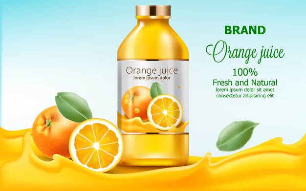 Botella con jugo fresco y natural sumergido en extracto de naranja que fluye