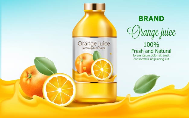 Botella con jugo fresco y natural sumergido en extracto de naranja que fluye
