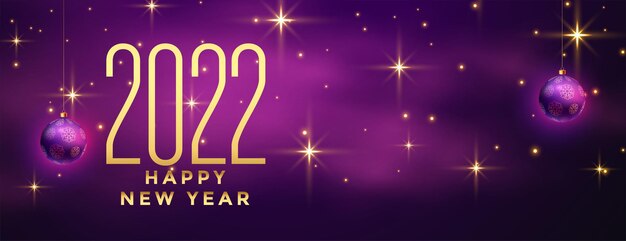 Brillante banner morado de año nuevo 2022 con bolas navideñas