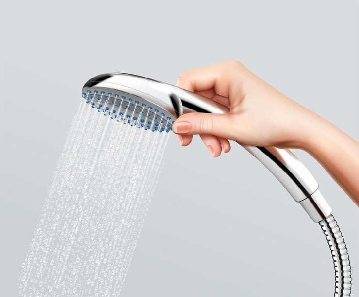 Cabezal de ducha con agua que cae en la mano humana