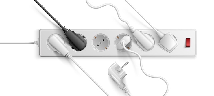 Vector gratuito cable de extensión eléctrico blanco de estándar euro con interruptor de encendido y apagado y enchufes insertados ilustración vectorial realista