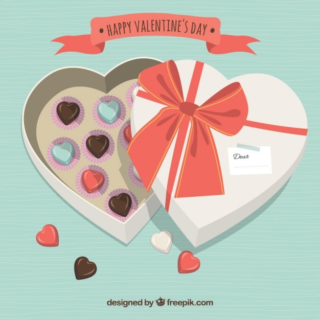 Vector gratuito caja de forma de corazón con chocolates