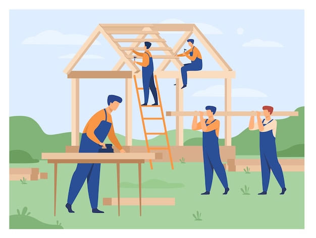 Casa de construcción de equipo de carpinteros profesionales aislado ilustración vectorial plana. Constructores de dibujos animados en uniforme haciendo estructura de techo y pared. Construcción y trabajo en equipo