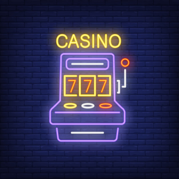 Vector gratuito casino colorido letrero de neón. forma de la máquina tragamonedas con triple siete en el fondo de la pared de ladrillo