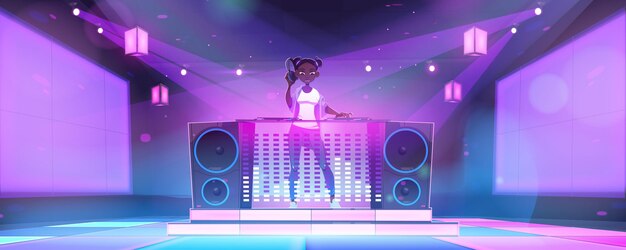 Chica dj en discoteca con consola mezcladora