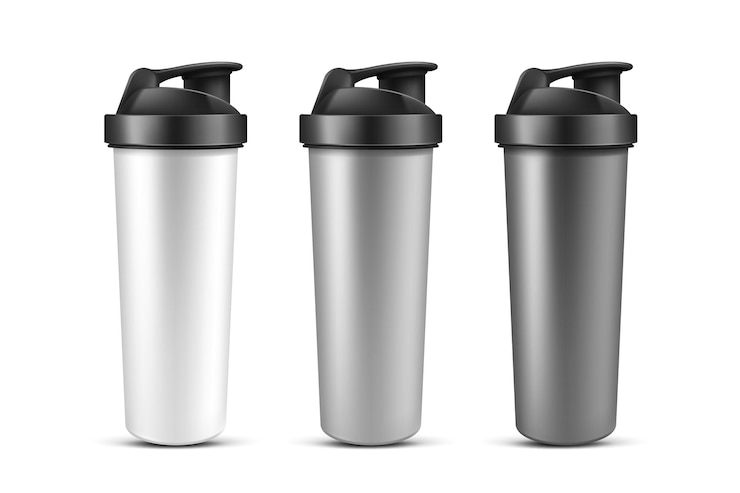 Vector gratuito coctelera de proteínas, taza para nutrición deportiva, bebida ganadora o batido de suero. botella deportiva de plástico, batidora para gimnasio o culturismo aislado sobre fondo blanco. maqueta de vector 3d realista