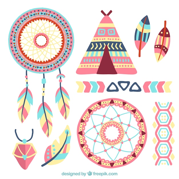 Colección de atrapasueños y elementos étnicos pintados a mano