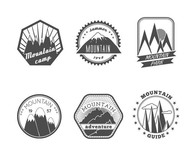 Una colección de etiquetas de campamento de verano de montañas nevadas redondas y poliangulares decorativos aislados ilustración vectorial
