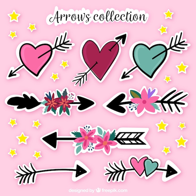 Colección de flechas dibujadas a mano y corazones