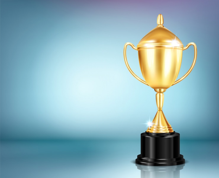 Vector gratuito composición del premio trofeo con imagen realista de la copa de oro brillante para el ganador en el fondo borroso frío