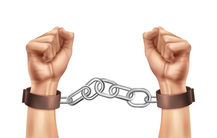 Composición realista de la justicia social del día mundial con manos humanas encadenadas