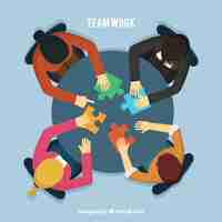 Vector gratuito concepto de teamwork con gente en mesa