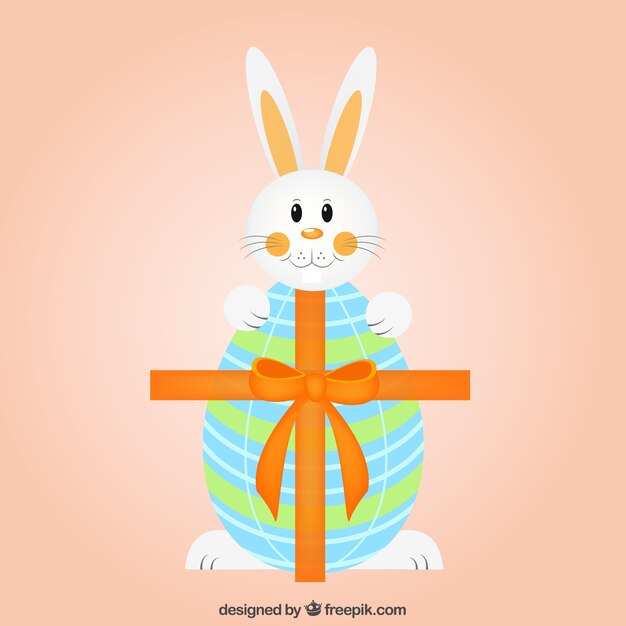 Conejito lindo y huevo de Pascua con la cinta