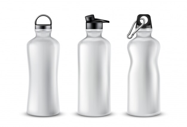 Conjunto de botellas de plástico en blanco con tapas para bebidas, aisladas sobre fondo.