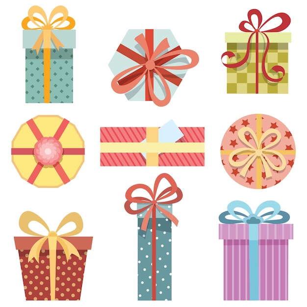 Conjunto de cajas de regalo en diferentes formas y diferentes papeles de regalo sobre un fondo blanco.