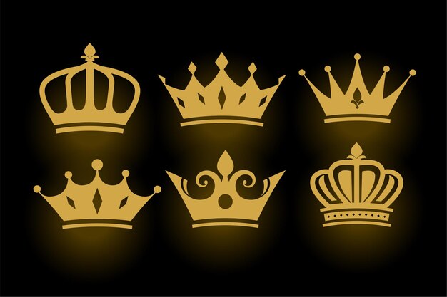 Conjunto de coronas de rey y reina decorativas doradas.