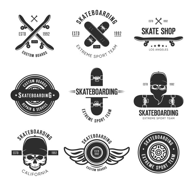 Conjunto de emblemas planos de tatuaje de skate vintage. Etiquetas o letreros monocromáticos negros con monopatín y colección de ilustraciones vectoriales de calaveras. Verano, deporte extremo y estilo de vida