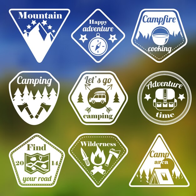Conjunto de emblemas planos de turismo al aire libre.